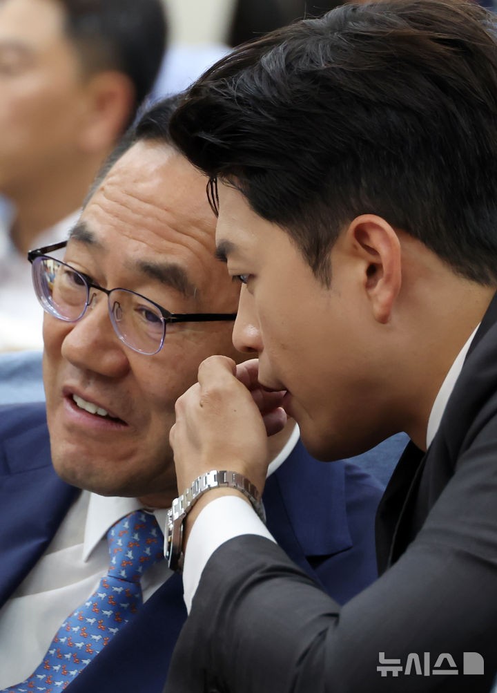 대화하는 주호영-<b>김용태</b>
