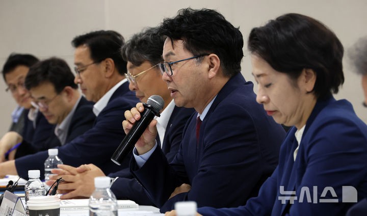 <b>중기부 업무보고</b>서 발언하는 <b>이한주</b> 국정기획위원장
