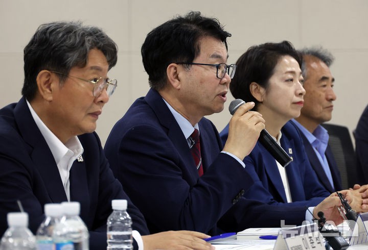 <b>중기부 업무보고</b>서 발언하는 <b>이한주</b> 국정기획위원장