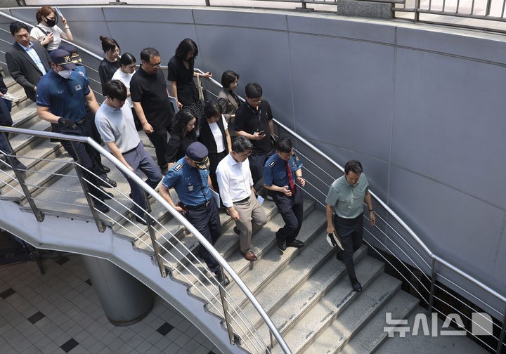 <b>서울역</b> 광장 <b>안전점검</b>하는 오세훈 서울시장