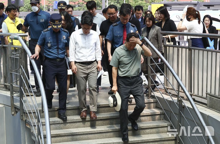 <b>서울역</b> 광장 일대 <b>안전점검</b>하는 오세훈 서울시장