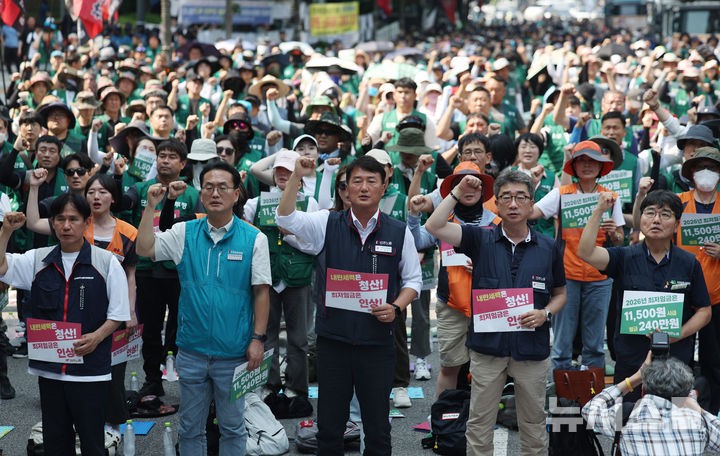 "내년 <b>최저임금</b> 1만1500원으로"…민주노총, 서울 도심 3000명 집결