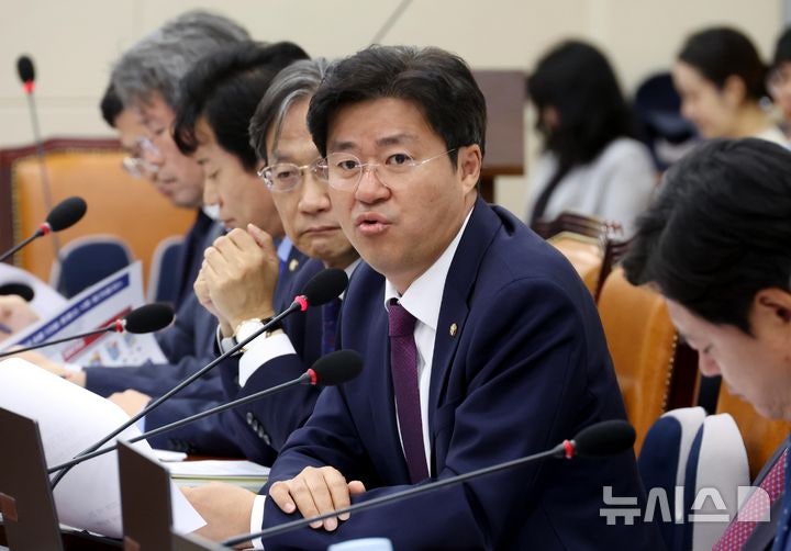 與 "李<b>대통령</b>·여야 지도부 <b>오찬 회동</b>, 정치 복원 계기 되길"