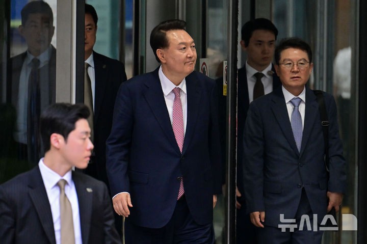 尹, <b>3차 소환</b>도 <b>불응</b>…경찰 "일과시간까지 기다릴 것"