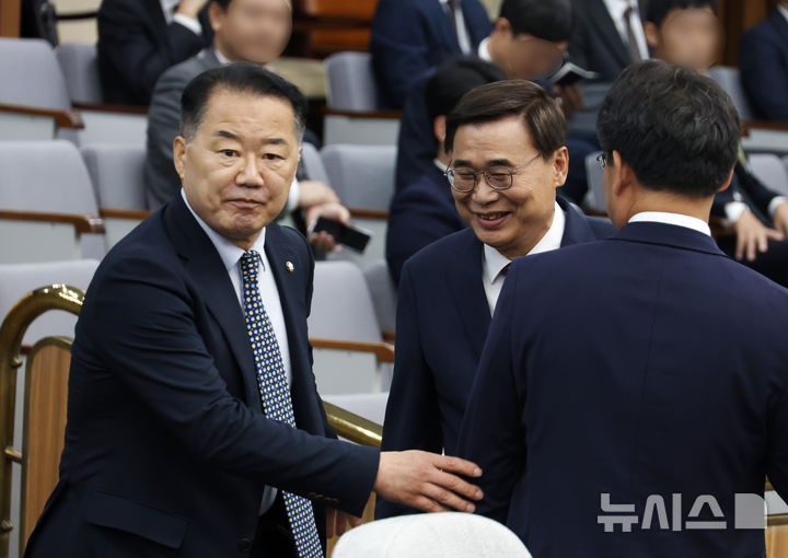 [서울=뉴시스] 고승민 기자 = 이종석 국가정보원장 후보자가 19일 서울 여의도 국회에서 열린 정보위원회의 국가정보원장 후보자 인사청문회에 참석하던 중 신성범 특위 위원장 등 의원들과 인사를 하고 있다. 2025.0