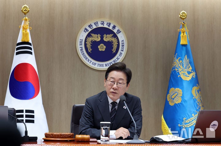 李대통령 "국정기획위 온라인 <b>소통 플랫폼</b>, 직접 민주주의의 장 될 것"