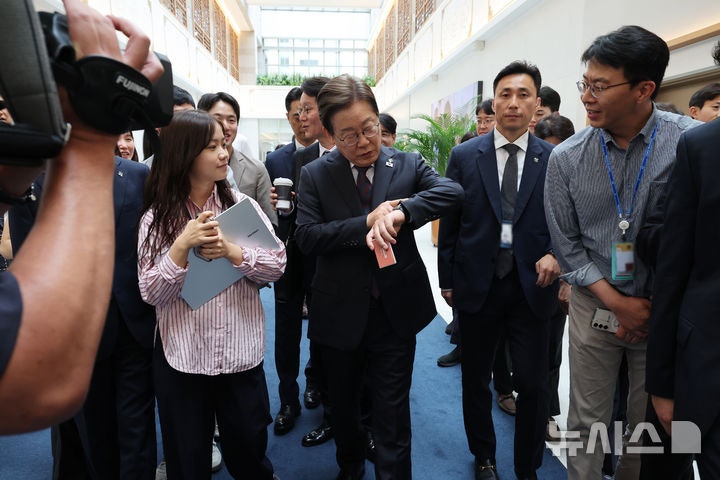 대통령실 "<b>이재명 대통령 시계</b> 판매용 제품 아냐…사기 유의해달라"
