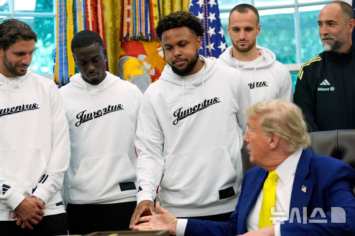 [워싱턴=AP/뉴시스] 도널드 트럼프 미국 대통령이 18일(현지 시간) 백악관 집무실에서 이탈리아 프로축구 세리에A 유벤투스 선수들과 만나 미국인인 웨스턴 맥케니와 가볍게 악수하고 있다. 맥케니는 지난 2020년 6