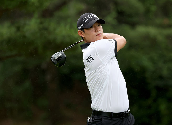 '6타 줄인' <b>신용구</b>, <b>KPGA 선수권</b> 2R 단독 <b>선두</b>…옥태훈 공동 2위