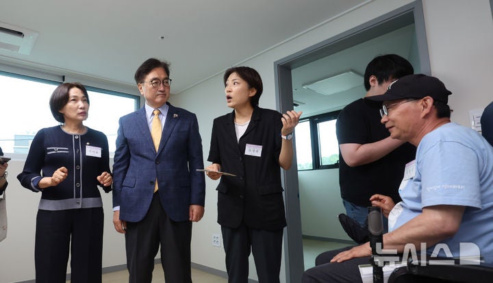 특화형 임대주택 설명 듣는 <b>우원식 국회의장</b>