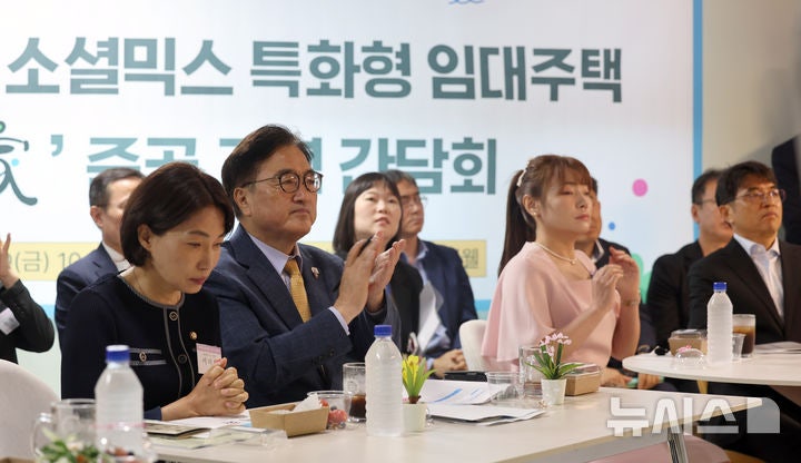특화형 임대주택 '여기가' 준공 축하하는 <b>우원식 국회의장</b>