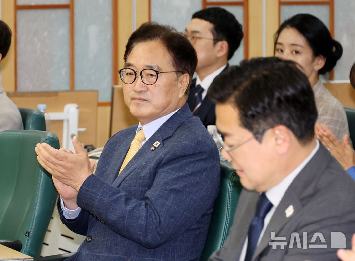 박수치는 <b>우원식</b> <b>의장</b>