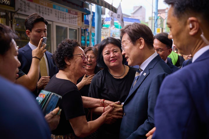[서울=뉴시스] 이재명 대통령이 20일 울산 울주군 언양알프스시장을 방문해 시민과 인사를 나누고 있다. (사진=대통령실 제공) 2025.06.20. photo@newsis.com *재판매 및 DB 금지