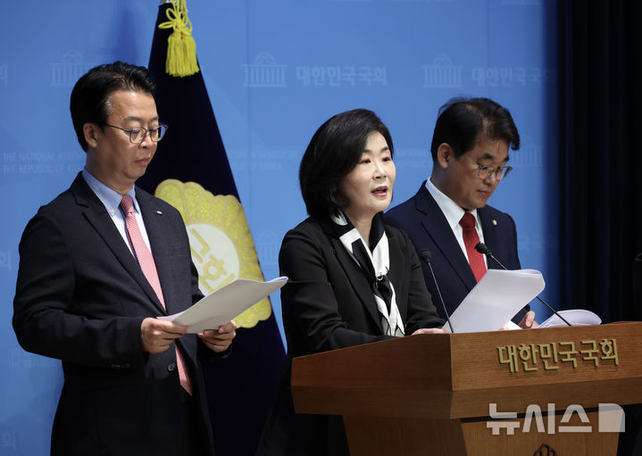 [서울=뉴시스] 김명년 기자 = 국민의힘 곽규택(왼쪽부터), 김희정, 배준영 국무총리 인사청문특별위원회 위원들이 20일 오전 서울 여의도 국회 소통관에서 김민석 국무총리 후보자 전처의 공공기관 낙하산 의혹과 장남의