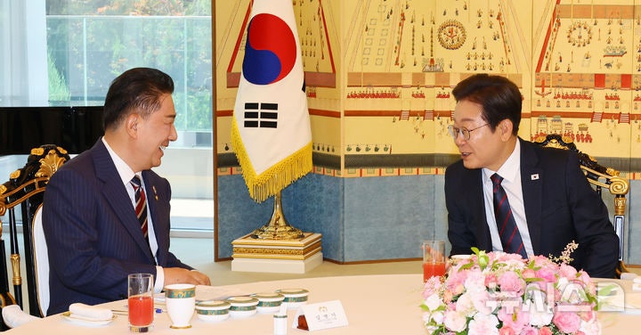 李, 김병기 등 與 원내지도부 관저 초청…상견례 겸한 <b>만찬</b>