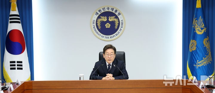 李 "신속한 <b>경제안보 대책</b> 수립해야…소상공인 채무 줄일 과감한 대책도...