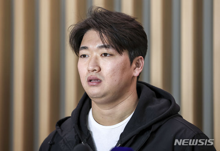 <b>고우석</b>, 미국 도전 이어가나…LG "따로 연락받은 적 없어"