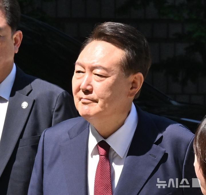 <b>내란특검</b>, <b>윤석열 체포영장</b> 청구…"피의자 조사 위해"(종합)