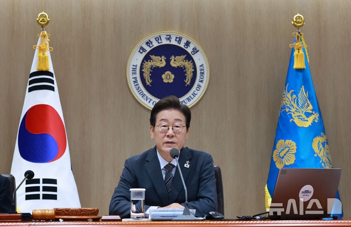 李, '유임' <b>송미령</b> 장관에 "<b>갈등 조정</b> 역할 하는 게 좋지 않겠나"