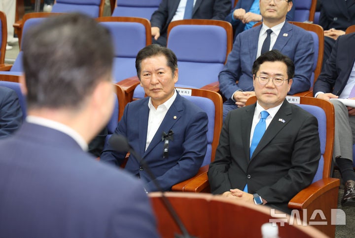 <b>김병기</b> 원내대표 발언 듣는 정청래-박찬대
