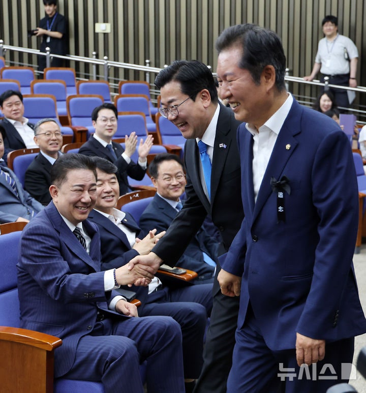 <b>김병기</b> 원내대표와 악수하는 박찬대