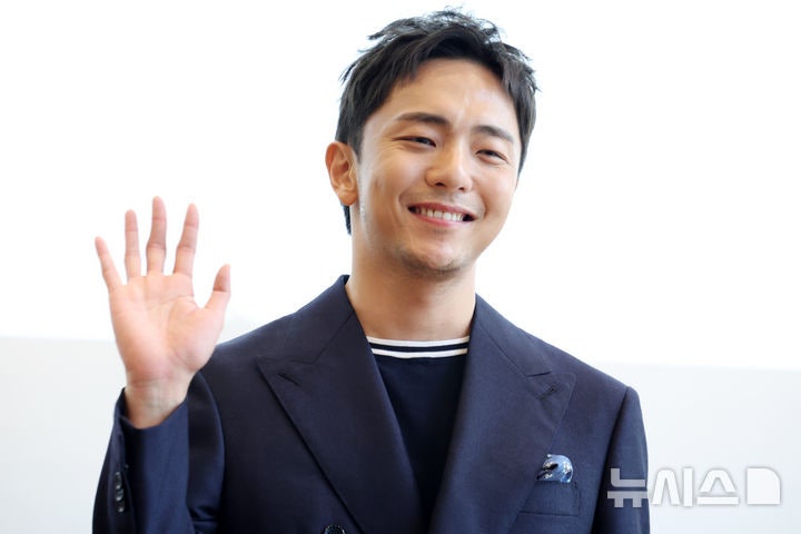 뮤지컬 '<b>어쩌면 해피엔딩</b>' <b>박천휴</b> 작가
