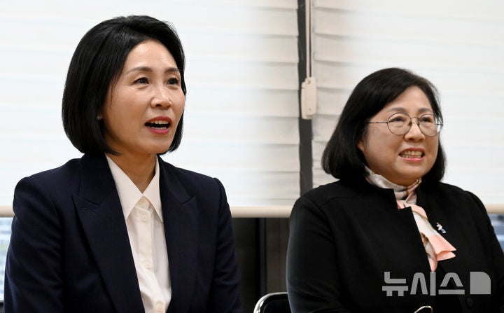"약속 지키러" <b>김혜경 여사</b>, 한 달만에 <b>오월어머니</b>집 재방문