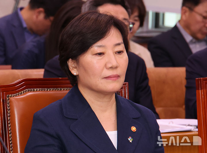 [서울=뉴시스] 김금보 기자 = 송미령 농림축산식품부 장관이 23일 오후 서울 여의도 국회에서 열린 농림축산식품해양수산위원회 전체회의에서 송 장관 유임에 대한 전종덕 진보당 의원의 항의 발언을 듣고 있다. 2025.