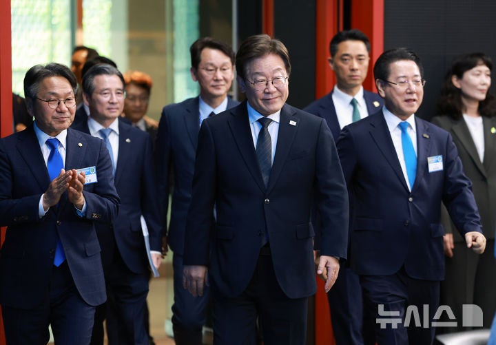 李 대통령 "<b>광주 군공항 이전</b> 대통령실 6자 TF팀 운영"