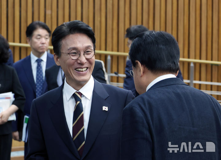 [서울=뉴시스] 고승민 기자 = 김민석 국무총리 후보자가 25일 서울 여의도 국회에서 열린 인사청문회에서 정회 후 황운하 조국혁신당 의원 등과 인사를 나누고 있다. 2025.06.25. kkssmm99@newsis.