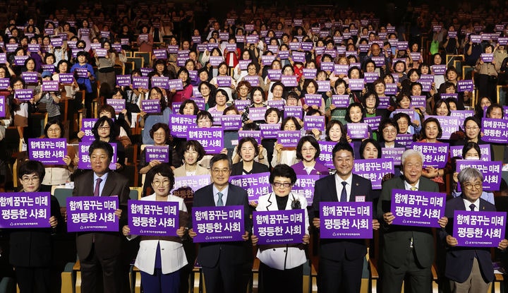 <b>여성</b> 리더 만난 <b>김동연</b> "<b>유리천장</b> 깨겠단 약속 실천"