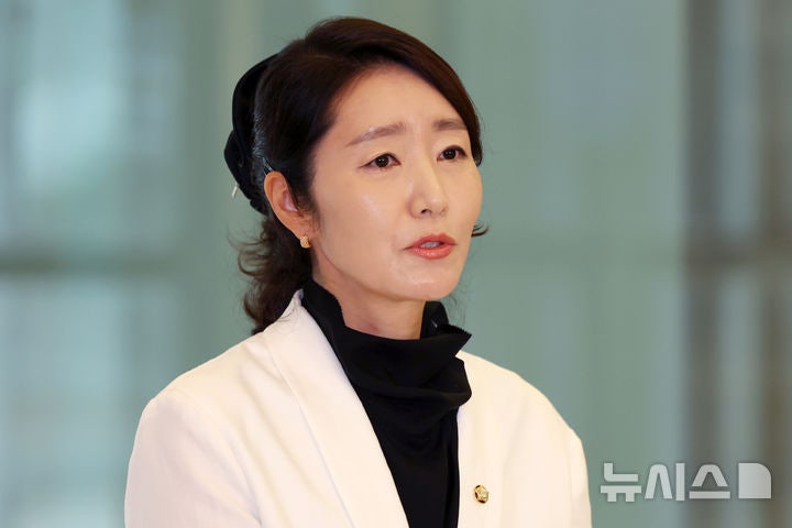 <b>강선우</b> 여가장관 <b>후보자</b> "'자매 사망' 부산 화재, <b>돌봄시스템</b> 있었다면...