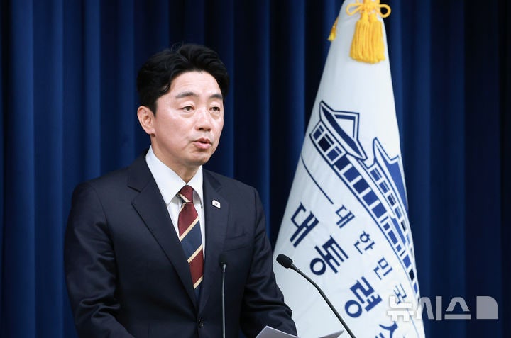 이 대통령, <b>헌재소장</b> 후보자에 <b>김상환 지명</b>…헌법재판관 후보자에 오영...