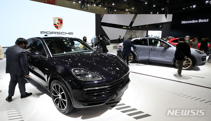[고양=뉴시스] 고범준 기자 = 지난 2021년 11월26일 오전 경기 고양시 일산서구 킨텍스 제2전시장에서 열린 2021 서울모빌리티쇼 개막식에 포르쉐 카이엔 E 하이브리드 쿠페가 전시되어 있다. 2021.11.2