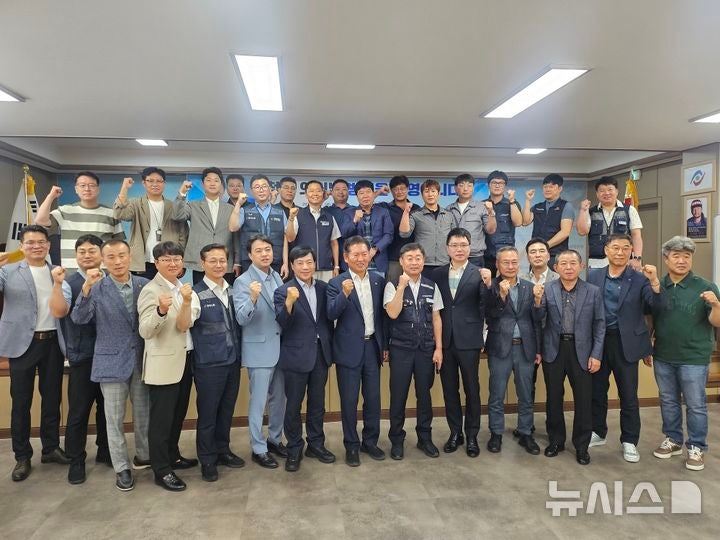 [전주=뉴시스] 정청래 의원은 27일 한국노총 전북지역본부를 방문해 간담회를 가진 후 관계자들과 기념촬영을 하고 있다. 2025.06.28 (사진= 더불어민주당 전북특별자치도당 제공)  *재판매 및 DB 금지