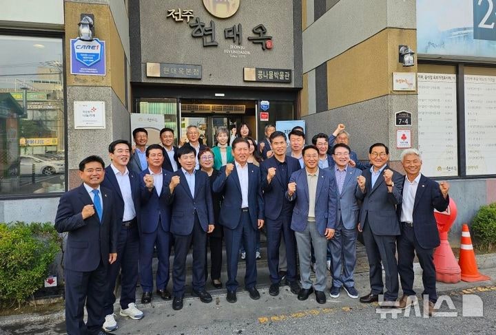 [전주=뉴시스] 정청래 의원은 27일 오전 전주 현대옥 본점에서 전북도의회 의원 18명과 함께 조찬 간담회를 가진 후 도의원들과 기념촬영을 하고 있다. 2025.06.28 (사진= 더불어민주당 전북특별자치도당 제공)