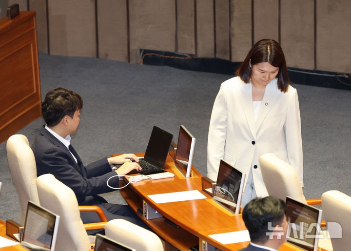 신임 국회<b>의원</b> 인사서 <b>이준석 징계</b> 촉구한 <b>손솔</b>