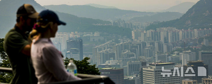 [서울=뉴시스] 정병혁 기자 = 27일 서울 중구 남산에서 서울시내 아파트가 보이고 있다. 정부가 오는 28일부터 수도권·규제지역 내 주택담보대출(주담대) 최대한도를 6억원으로 제한한다. 생애 최초 주택구입 목적 주