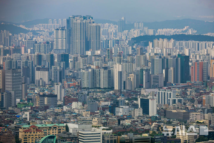 [서울=뉴시스] 정병혁 기자 = 27일 서울 중구 남산에서 서울시내 아파트가 보이고 있다. 정부가 오는 28일부터 수도권·규제지역 내 주택담보대출(주담대) 최대한도를 6억원으로 제한한다. 생애 최초 주택구입 목적 주