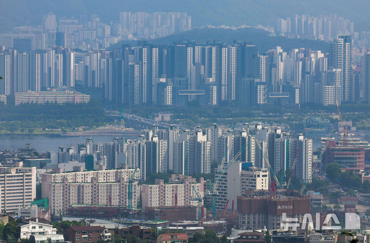 [서울=뉴시스] 정병혁 기자 = 27일 서울 중구 남산에서 서울시내 아파트가 보이고 있다. 정부가 오는 28일부터 수도권·규제지역 내 주택담보대출(주담대) 최대한도를 6억원으로 제한한다. 생애 최초 주택구입 목적 주