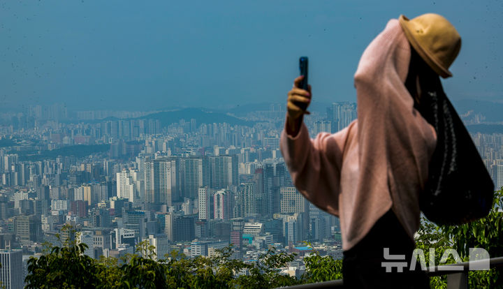 [서울=뉴시스] 정병혁 기자 = 27일 서울 중구 남산에서 서울시내 아파트가 보이고 있다. 정부가 오는 28일부터 수도권·규제지역 내 주택담보대출(주담대) 최대한도를 6억원으로 제한한다. 생애 최초 주택구입 목적 주