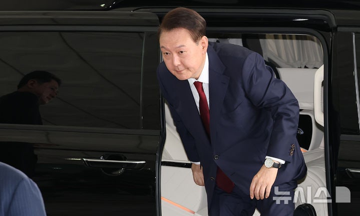 <b>윤석열</b>, 오후 8시 25분 <b>조사</b> 재개…외환죄 등 <b>조사</b> 이어갈 듯