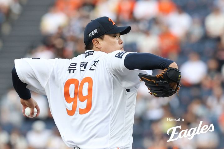 부상 턴 한화 <b>류현진</b>, 24일만의 등판서 5이닝 9K 1실점 호투