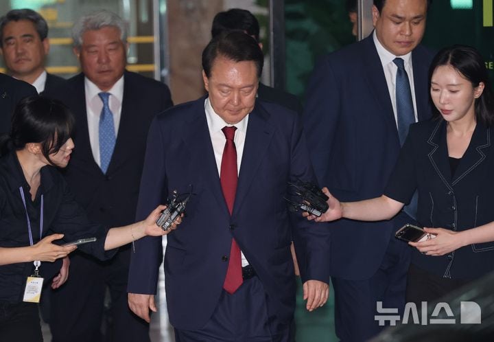 尹, 내란<b>특검</b>에 30일 <b>출석</b>기일 변경 요청…"7월 3일 이후로 조정"