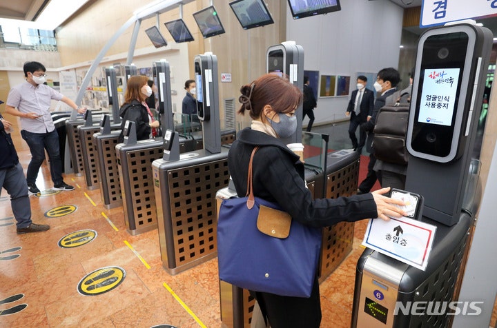 작년 지자체 <b>여성 공무원</b> 51%…20년새 5급 이상 관리자 9배 늘어