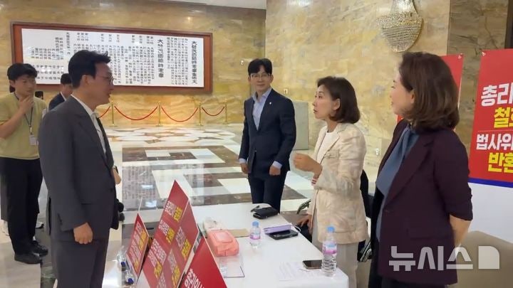 '총리 지명 철회' <b>나경원</b> 방문한 <b>김민석</b>, <b>자료</b> 제출 두고 신경전