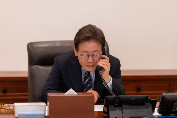 <b>이재명</b> 대통령, <b>싱가포르</b> 총리와 <b>통화</b>
