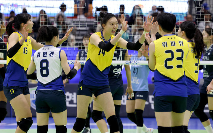 12억원 <b>황택의</b>·8억원 <b>양효진</b>, 배구 새 시즌 <b>연봉</b>킹 등극…선수 등록 완...