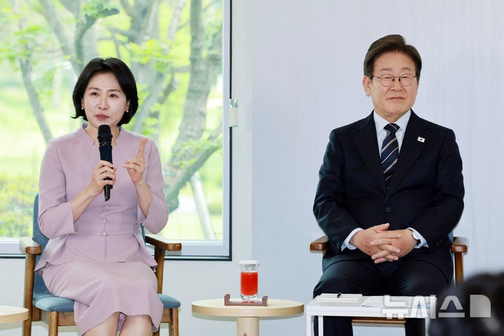 <b>김혜경 여사</b>, 국내 첫 단독 일정…<b>여성 기업</b>인들 만나 격려