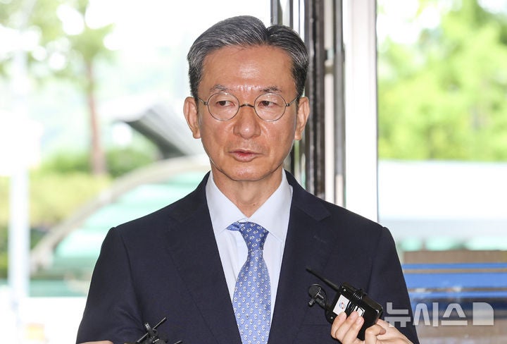 <b>정성호</b> 첫 출근…"국민 눈높이 맞는 <b>검찰개혁</b>…반발 없을 것"